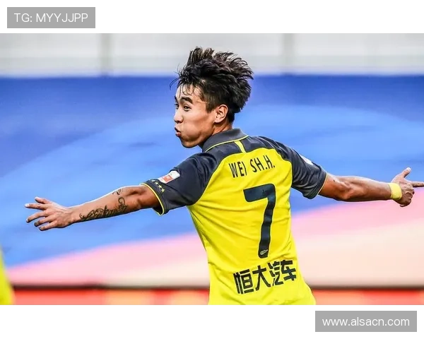 年轻足球明星杨某某崭露头角引发球迷热议未来可期